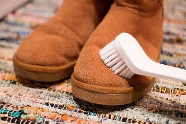 Как почистить угги в домашних условиях: избавляемся от грязи и солевых разводов.